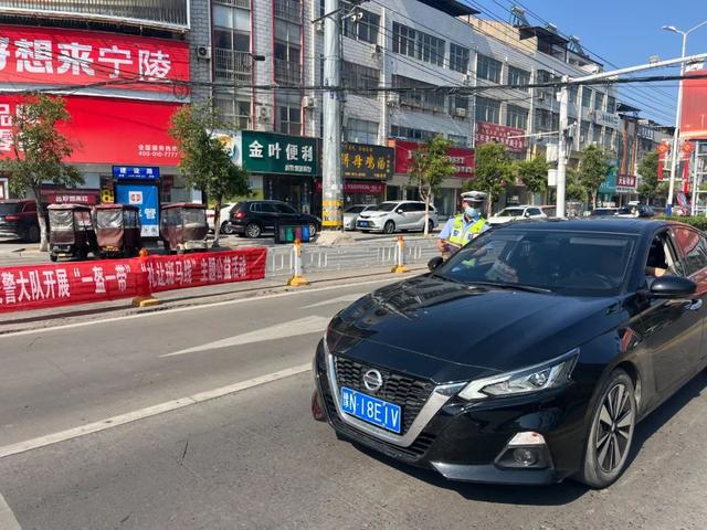 宁陵交警持续开展“一盔一带”“礼让斑马线”主题公益宣传活