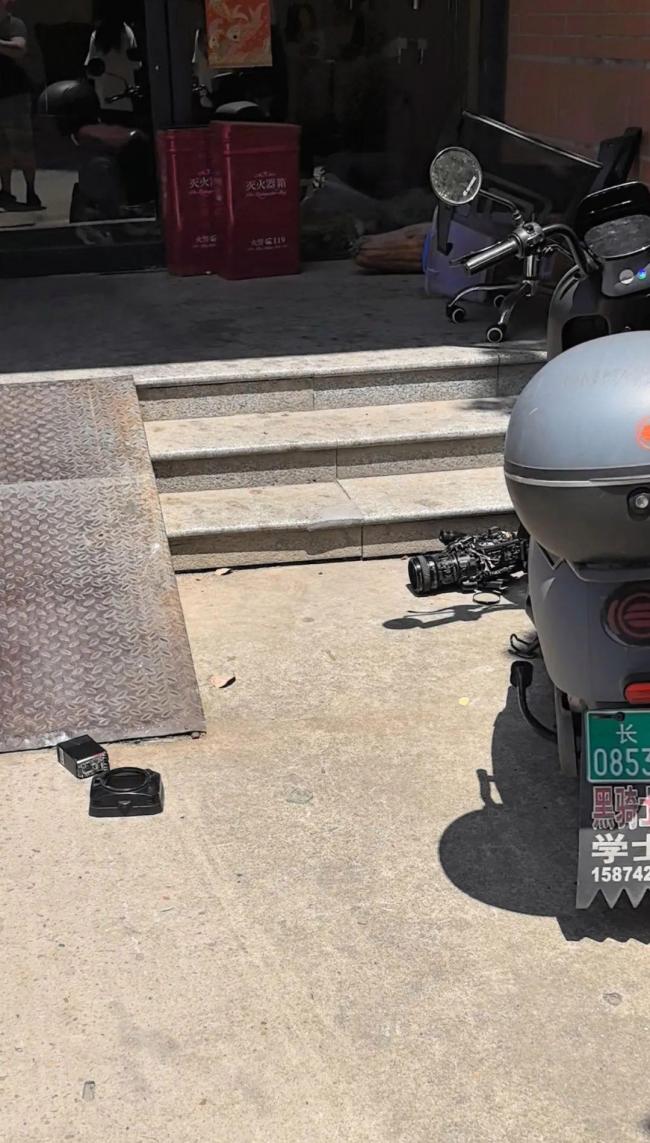 企业负责人回应砸记者设备 施暴行为引争议