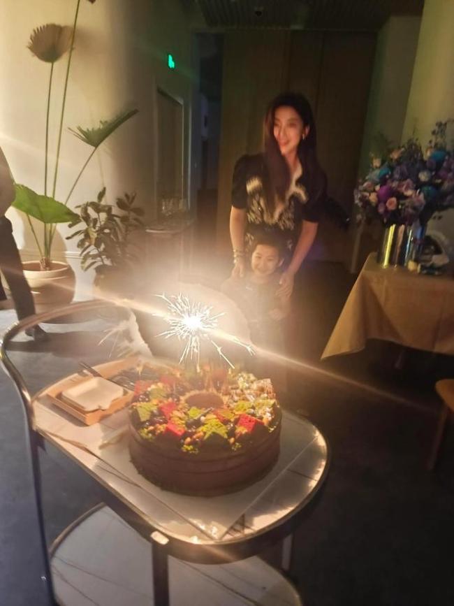 朱珠41岁生日分享全家福 幸福美满一家三口