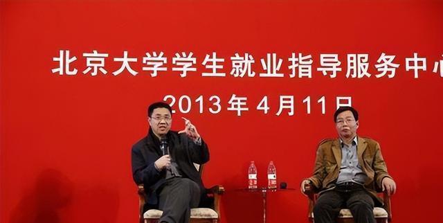 中国式父子的真实写照：“北大屠夫”和儿子一起过年，各干各的没话聊