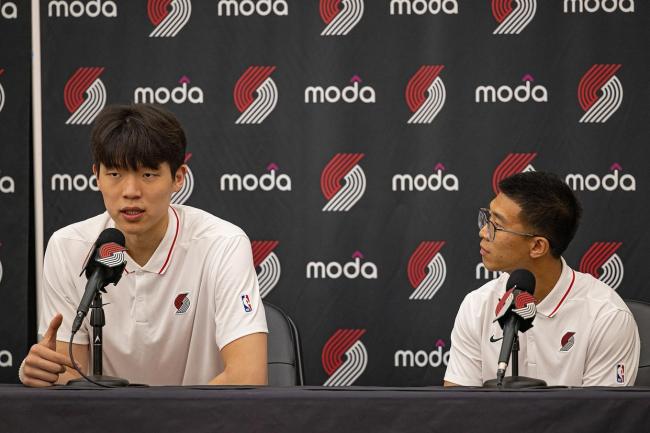 青岛男篮翻译随杨瀚森赴美爆红网络