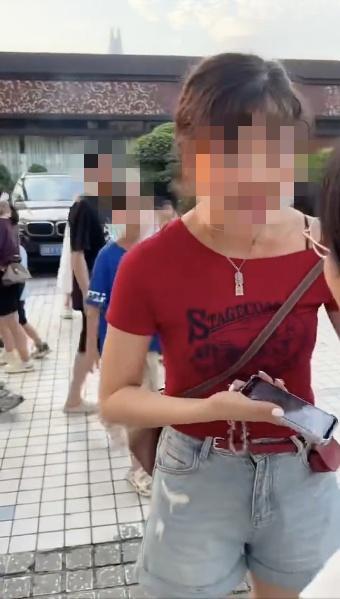 游客在洪崖洞遭拉拽拍照 重庆通报