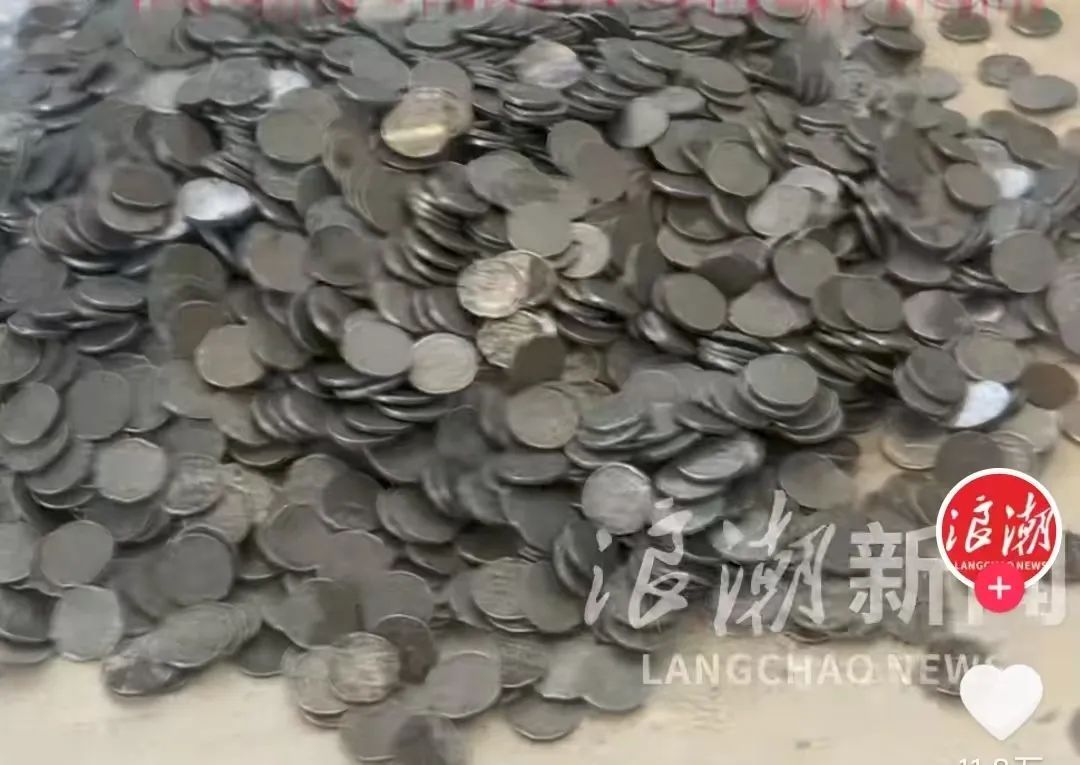 扛140斤硬币存银行遭拒，当事人：一千枚硬币仅入账10元