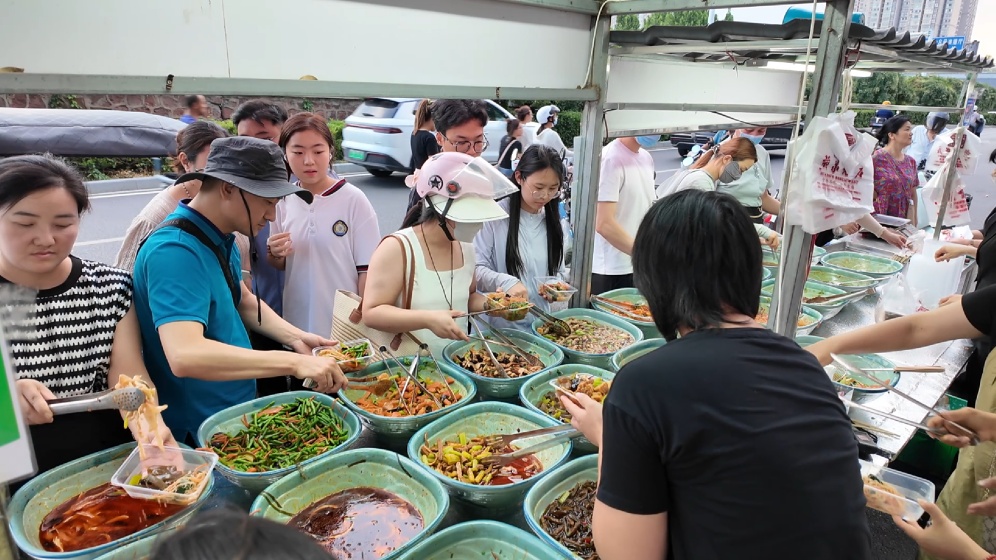 高端酒店集体摆摊：一场烟火人间的“降维”实验