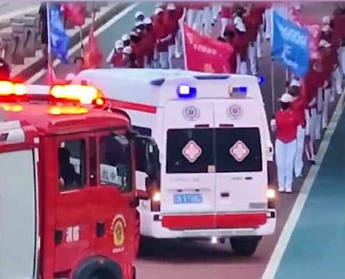 老年“暴走团”阻碍消防车 救护车通行，官方介入批评教育