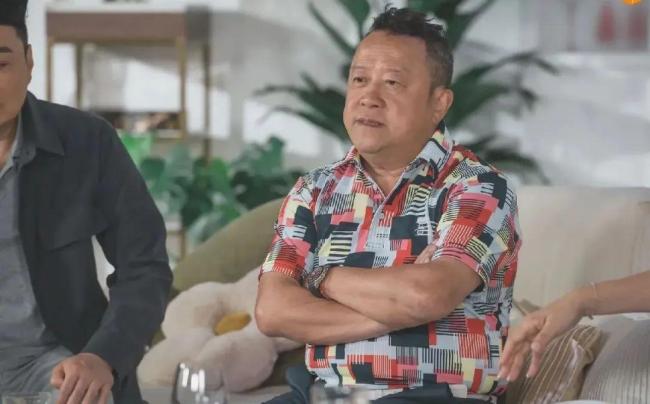 曾志伟和女星合影姿势引争议 年龄差与亲密程度惹讨论