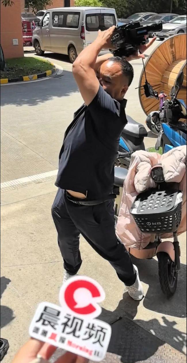 企业负责人回应砸记者设备 施暴行为引争议