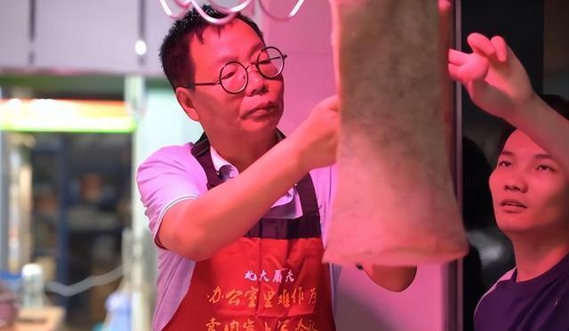 中国式父子的真实写照：“北大屠夫”和儿子一起过年，各干各的没话聊