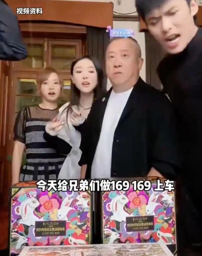 曾志伟和女星合影姿势引争议 年龄差与亲密程度惹讨论
