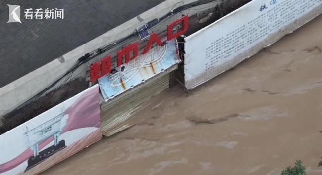 强降雨至北洛河水暴涨！陕西吴起县城遭洪水侵袭