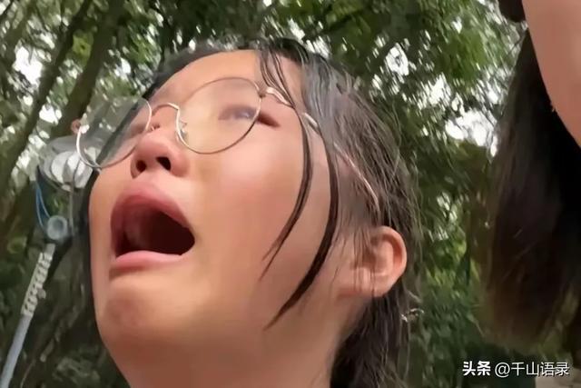 女游客投喂猴子反被咬伤腿部 善意遭遇意外反击