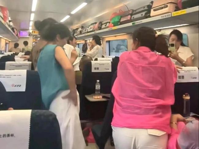 12306回应大妈高铁车厢跳舞喧哗