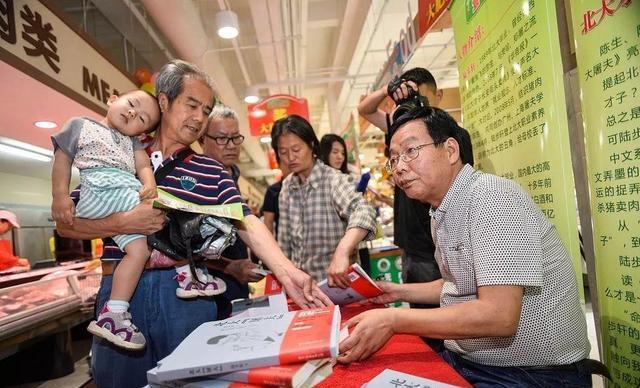 中国式父子的真实写照：“北大屠夫”和儿子一起过年，各干各的没话聊