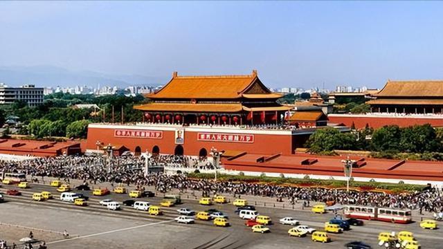 中国式父子的真实写照：“北大屠夫”和儿子一起过年，各干各的没话聊