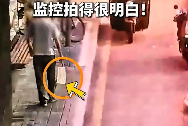 大爷捡包带走见到民警不承认 民警：监控上拍的清清楚楚的，这可是人家看病的钱