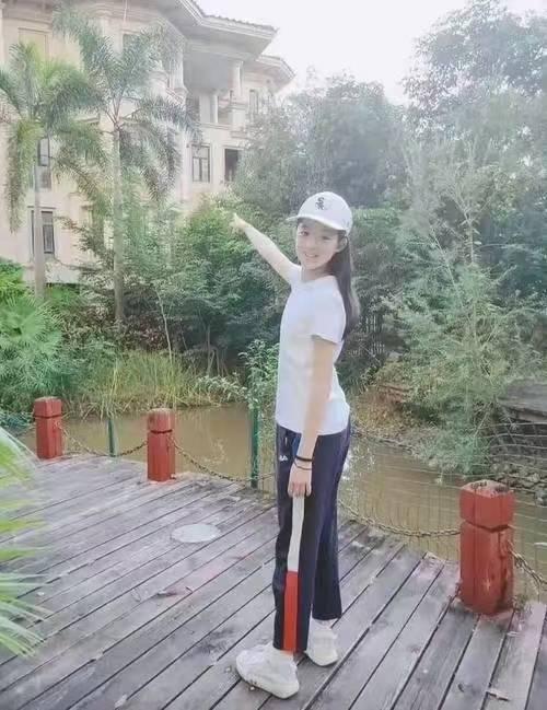 黄杨钿甜爸妈回应争议：别墅不是自家的，天价耳环是朋友送的百元仿品 澄清真相引发热议