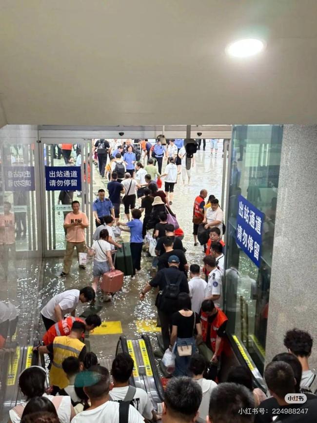 暴雨导致成都东站多处漏雨 车站积极应对排水