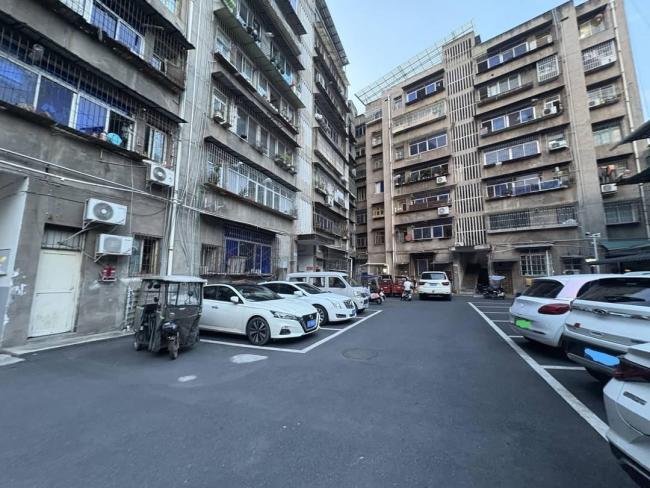 黄杨钿甜爸妈回应争议：别墅不是自家的，天价耳环是朋友送的百元仿品 澄清真相引发热议