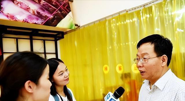 中国式父子的真实写照：“北大屠夫”和儿子一起过年，各干各的没话聊