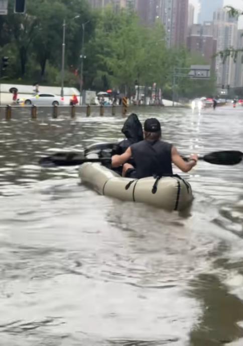 成都暴雨一男子划船出行