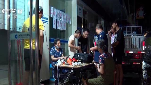 贵州村超球员和学生们送别救援队 洪水中的“村超”精神