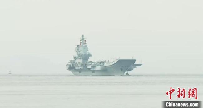 山东舰航母编队抵达香港 现场曝光
