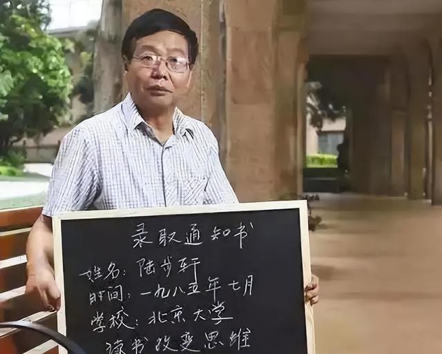 中国式父子的真实写照：“北大屠夫”和儿子一起过年，各干各的没话聊