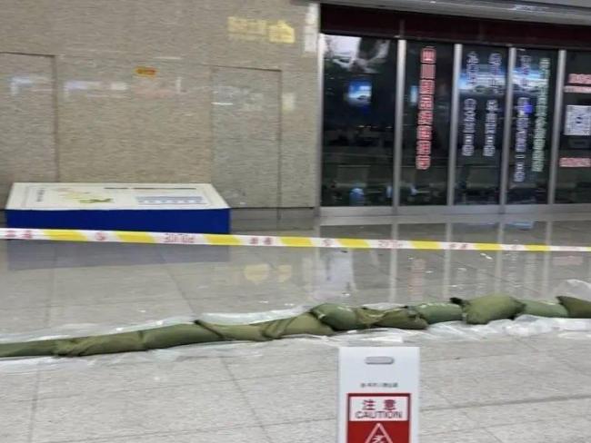 暴雨导致成都东站多处漏雨 车站积极应对排水