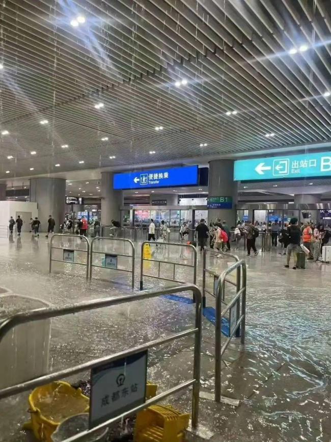 暴雨导致成都东站多处漏雨 车站积极应对排水
