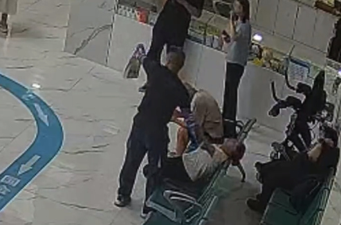 生死时速！医生门诊大厅飞奔救下脑梗女子