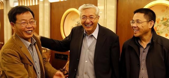 中国式父子的真实写照：“北大屠夫”和儿子一起过年，各干各的没话聊