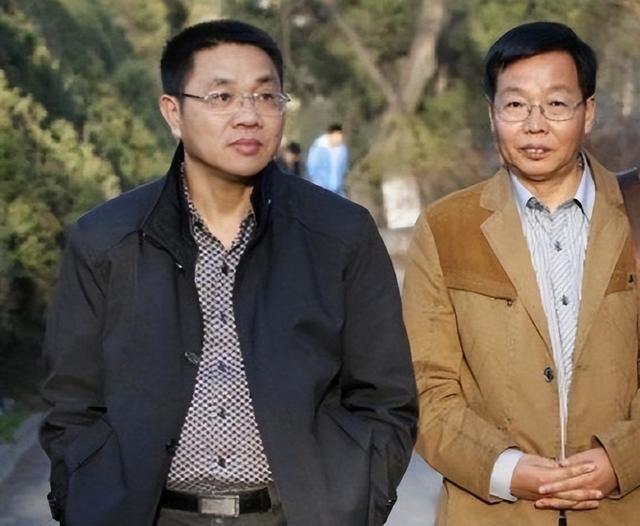 中国式父子的真实写照：“北大屠夫”和儿子一起过年，各干各的没话聊