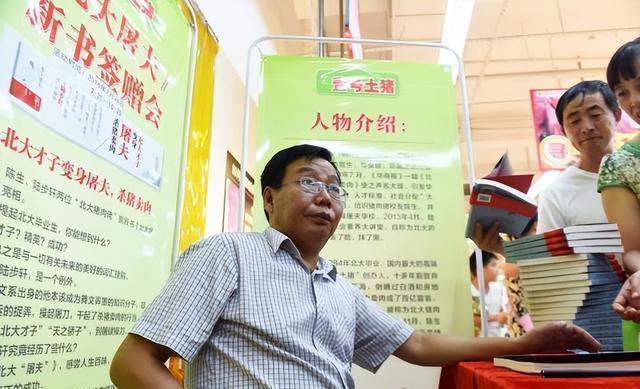 中国式父子的真实写照：“北大屠夫”和儿子一起过年，各干各的没话聊