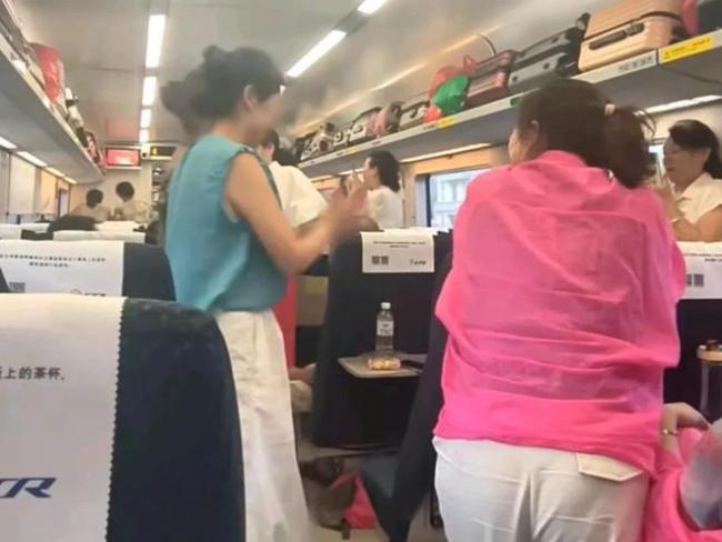 12306回应大妈高铁车厢跳舞喧哗