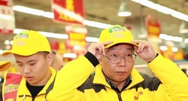 中国式父子的真实写照：“北大屠夫”和儿子一起过年，各干各的没话聊