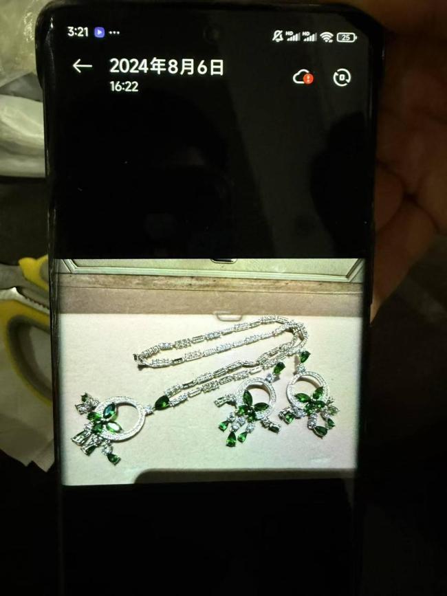黄杨钿甜爸妈回应争议：别墅不是自家的，天价耳环是朋友送的百元仿品 澄清真相引发热议