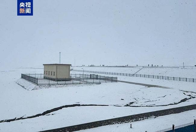 突降大雪 青海五道梁积雪达1厘米