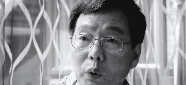 中国式父子的真实写照：“北大屠夫”和儿子一起过年，各干各的没话聊
