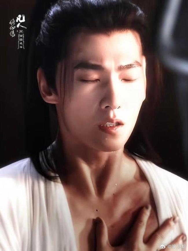 杨洋是不是偷偷练过？那胸肌线条漏出来的那一小块都透着 “练过” 的痕迹