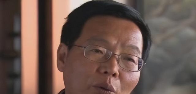 中国式父子的真实写照：“北大屠夫”和儿子一起过年，各干各的没话聊