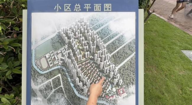 黄杨钿甜爸妈回应争议：别墅不是自家的，天价耳环是朋友送的百元仿品 澄清真相引发热议