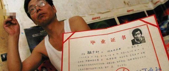 中国式父子的真实写照：“北大屠夫”和儿子一起过年，各干各的没话聊