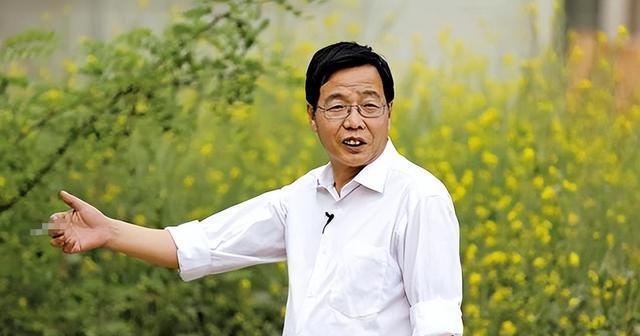 中国式父子的真实写照：“北大屠夫”和儿子一起过年，各干各的没话聊