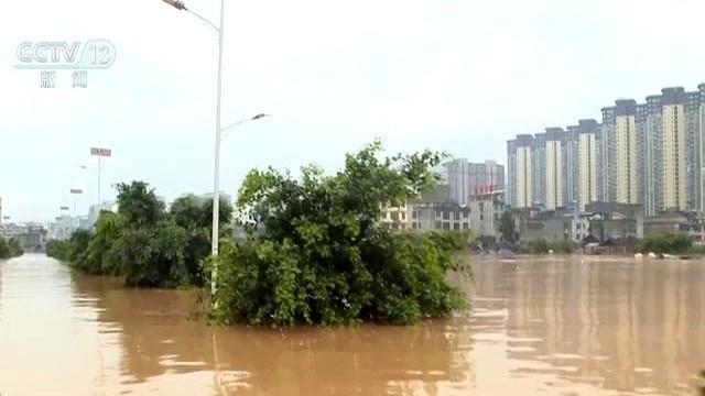 贵州村超球员和学生们送别救援队 洪水中的“村超”精神