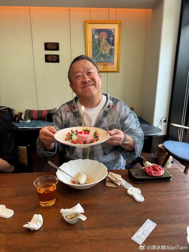 曾志伟和女星合影姿势引争议 年龄差与亲密程度惹讨论