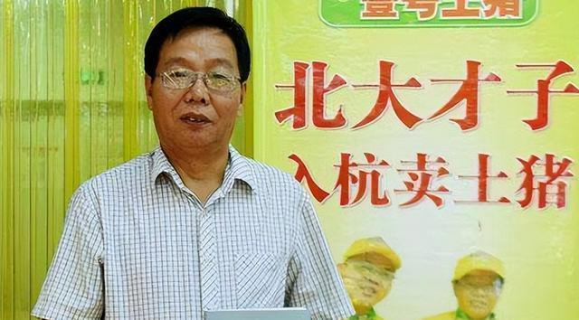 中国式父子的真实写照：“北大屠夫”和儿子一起过年，各干各的没话聊