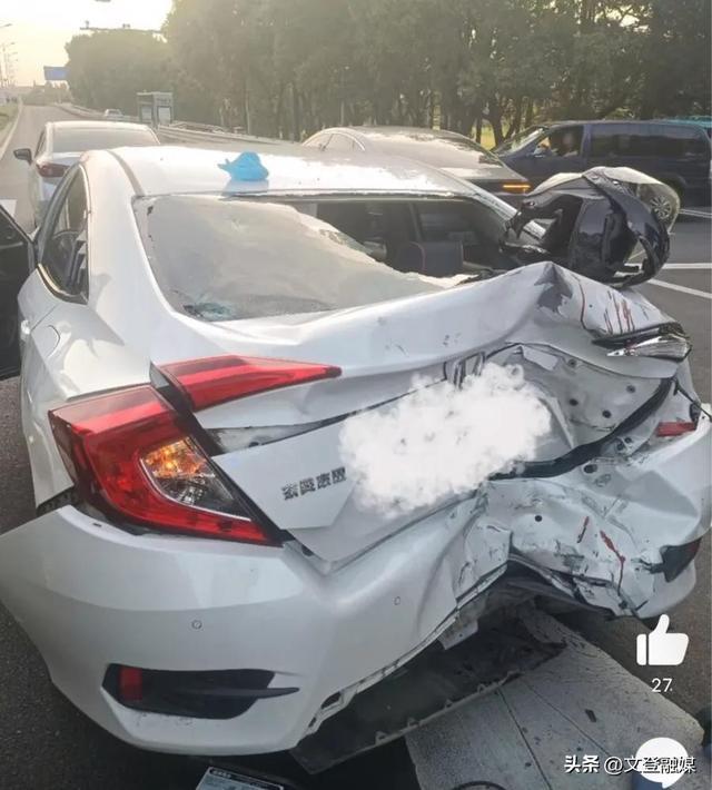 男子骑摩托“嵌入”轿车 头盔保命 疲劳驾驶酿惊险
