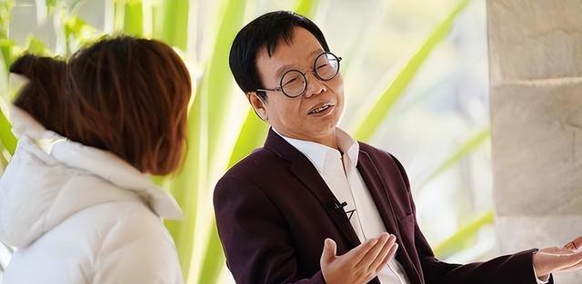 中国式父子的真实写照：“北大屠夫”和儿子一起过年，各干各的没话聊