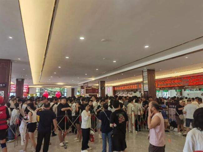 西安市民热到吸氧 高温天气引发健康担忧
