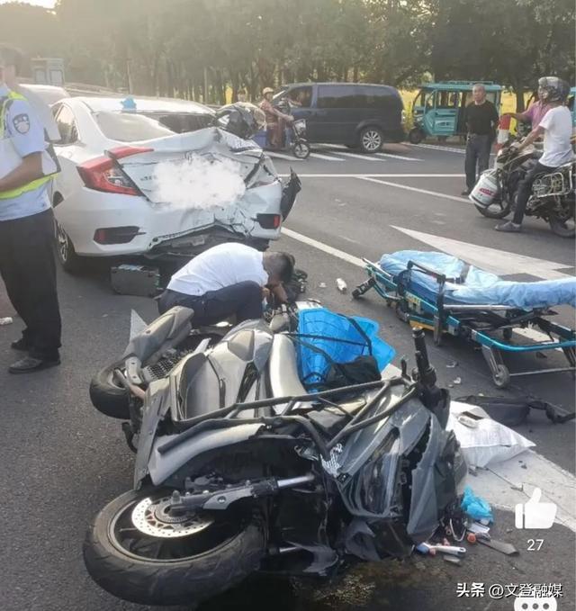 男子骑摩托“嵌入”轿车 头盔保命 疲劳驾驶酿惊险